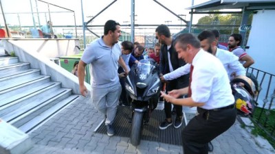  Sofuoğlu'nun motosikletini 10 kişi zor taşıdı, renkli görüntüler ortaya çıktı 