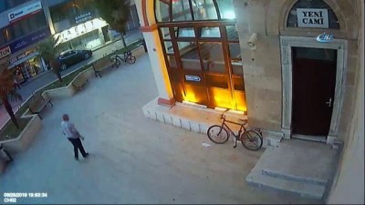 ekmek teknesi -  Termoslarla çay satan kişinin bisikleti çalındı...Hırsızlık anları kamerada  Videosu