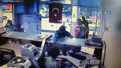 maskeli soygun -  Tişört ayrıntısı, PTT soyguncusunu yakalattı...Soygun anı kamerada Videosu