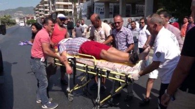 trafik polisi -  Alanya'da otobüsün çarptığı Norveçli turist ağır yaralandı Videosu