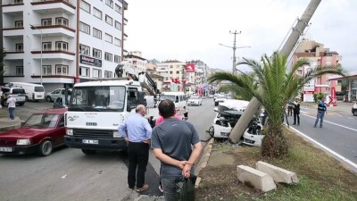 elektrik diregi - Otomobil elektrik direğine çarptı: 3 yaralı - TRABZON  Videosu