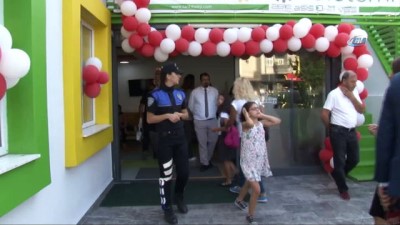 polis imdat -  Polislerden yeni eğitim ve öğretime başlayan öğrencilere hediye  Videosu