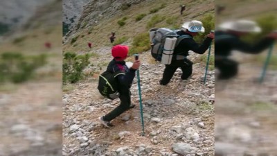  Yolunu kaybeden amatör dağcıları ekipler kurtardı