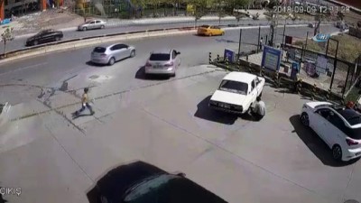 ehliyetsiz surucu -  10 yaşındaki çocuğa çarpıp kaçtı... O anlar kamerada  Videosu