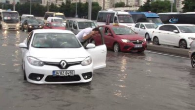 siddetli yagis -  E-5'te bir araç sel sularında mahsur kaldı  Videosu