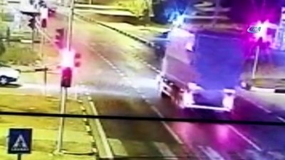 yolcu otobusu -  Otobüs kırmızı ışıkta bekleyen kamyona böyle çarptı: 6 yaralı  Videosu