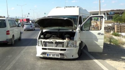  Otomobilin çarptığı minibüs karşı şeritte araçla çarpıştı: 8 yaralı
