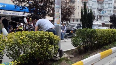 elektrik diregi -  Pankarta takılan kamyonet aydınlatma direklerini yıktı  Videosu