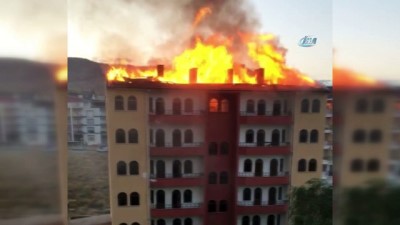 yangin yeri -  6 katlı apartmanın çatısı alev alev böyle yandı  Videosu