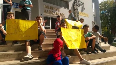 oturma eylemi -  En masum eylem... Mahallelerden kovulan minik öğrenciler oyun sahası için belediyenin önünde oturma eylemi yaptı  Videosu