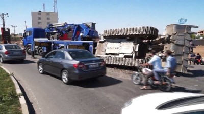 is makinesi -  İş makinesi vincin üzerinden yola devrildi  Videosu