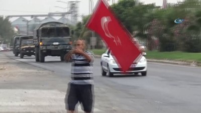  Askeri araçlar geçti, vatandaş Türk bayrağıyla destek verdi