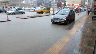  Bandırma'da ev ve iş yerlerini su bastı