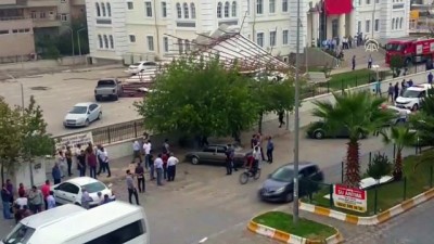 Fırtınada uçan çatı kaymakamlık bahçesine düştü - ADIYAMAN