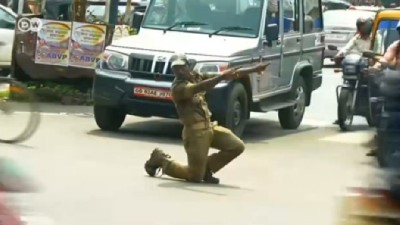 trafik polisi - Hindistan'ın sıra dışı trafik polisleri  Videosu