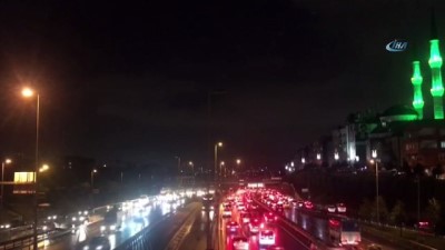  İstanbul'da şimşekler geceyi aydınlattı