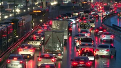  İstanbul’da trafik yağmurla birlikte arttı