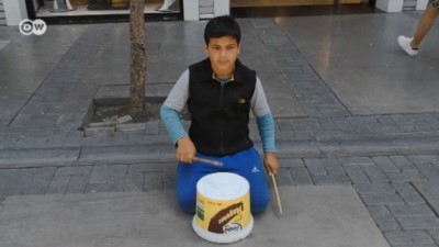 İzmir sokaklarındaki Suriyeli Yusuf ve plastik kovası