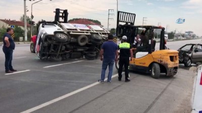  Kavşakta otomobil ile kamyonet çarpıştı: 2 yaralı 