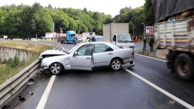  Kaygan yolda kontrolden çıkan otomobil bariyerlere çarptı: 3 yaralı