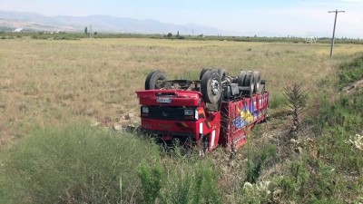 Üzüm yüklü kamyon devrildi: 2 yaralı - MANİSA
