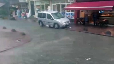  Beyoğlu'nda sağanak yağış vatandaşlara zor anlar yaşattı 