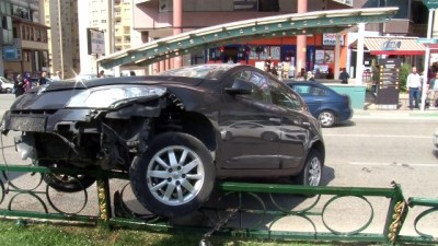  Kontrolden çıkan otomobil bariyerlere çarptı 