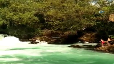  Oğlunu kurtarmak isterken ırmakta boğulan şahsın cansız bedeni böyle sürüklendi