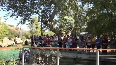  Oğlunu kurtarmak isterken ırmakta boğulan şahsın cansız bedeni böyle sürüklendi