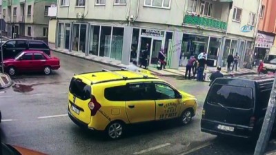  Otomobille motosikletin çarpışma anı kamerada 