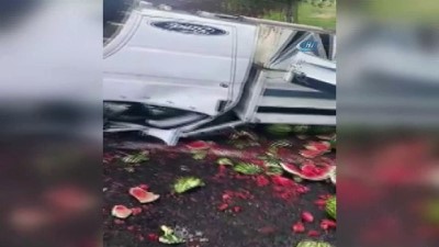  Siverek'te karpuz yüklü kamyonet devrildi, yollar karpuza bulandı 