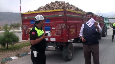 Trafiği aksatan traktörler denetleniyor - MUŞ 