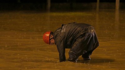  - İstanbul'da sağanak yağış: Araçlar yollarda mahsur kaldı 