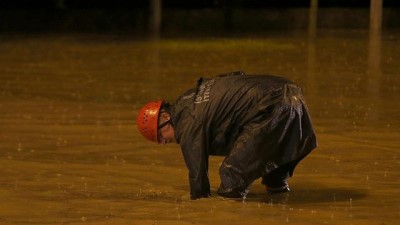 Video - İstanbul'da sağanak yağış: Araçlar yollarda mahsur kaldı