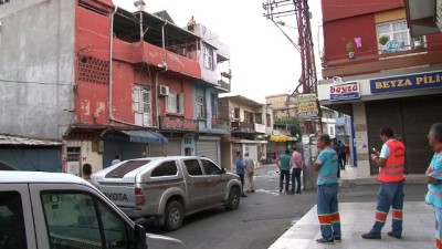  Alkollü şahıs eline ne geçtiyse dışarı atıp intihar etmek istedi 