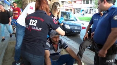biber gazi -  Amca çocukları şehrin göbeğinde sandalye ve sopalarla birbirine saldırdı  Videosu
