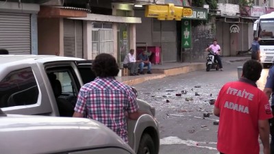 Evindeki eşyaları dışarı atarak yolu trafiğe kapattı - ADANA 