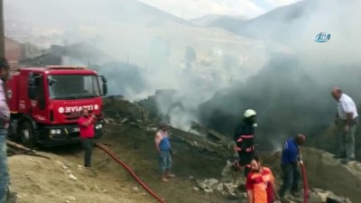 ev yangini -  Gümüşhane'de ev yangını: 3 evde maddi hasar oluştu Videosu