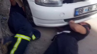  Otomobilin motor kısmına sıkışan kedi kurtarıldı 