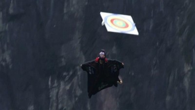 adrenalin - 300 metreden atlayan 'wingsuit' atletleri bedenleriyle hedefi vurmaya çalıştı Videosu