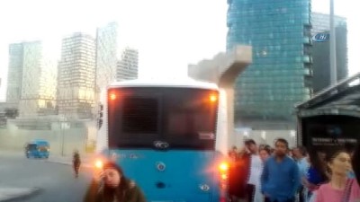  Akbil kartı geri gelmeyen adam otobüsün camlarını kırdı 