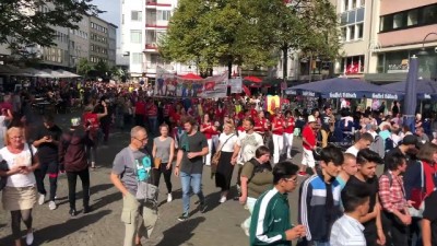 Almanya'da binlerce kişi ırkçılığa karşı bir araya geldi - KÖLN