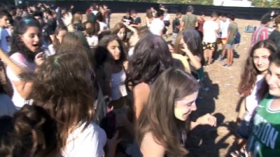  Antalya'da gençler okul öncesi boya savaşında stres attı 