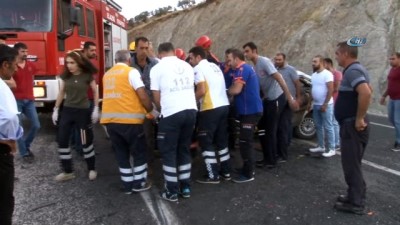  Çekici ile çarpışan otomobil hurdaya döndü: 1 ölü, 1 yaralı