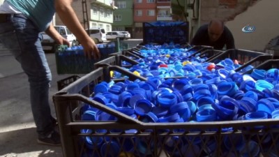 mavi kapak -  Gece gündüz yürüyerek 800 bin kapak topladı, hayatını sosyal yardımlara adadı  Videosu