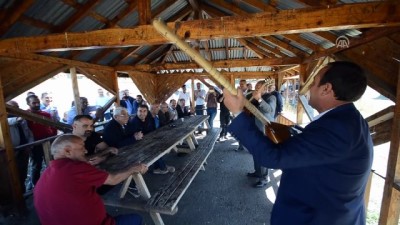 Karslı Aşıklar türkülerini zabıtalar için seslendirdi 