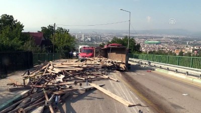 insaat iscileri - Uludağ yolunda devrilen kamyonetten çıkıp kaçtılar - BURSA Videosu