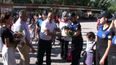  Babası şehit olduğunda 3 aylık olan Zeynep okula başladı 