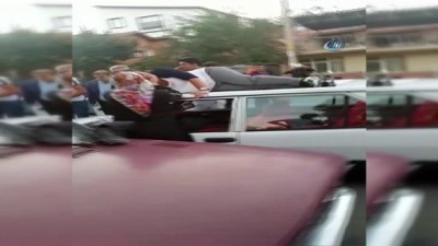  Bisikletteki kadın çarpmanın etkisiyle otomobilin tavanına uçtu 