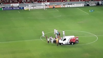 Brezilya'da sahada bozulan ambulansı futbolcular itti 